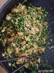 蒜黄韭菜饺子馅的做法_清香爆汁，简单美味！
