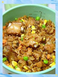 排骨砂锅饭的家常做法_砂锅排骨焖饭，香浓入味，暖心家常菜