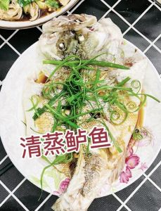 海鲈鱼的做法家常_清蒸烤红烧，新手也能做！