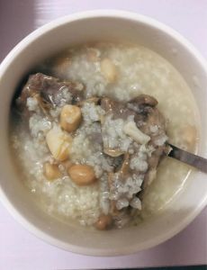 各种咸粥的做法大全带图片_鲜虾皮蛋瘦肉海鲜及第粥，养胃暖心好选择！