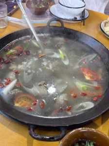 遵义清汤羊肉火锅的做法_遵义清汤羊肉火锅，原味鲜美，汤鲜肉嫩！