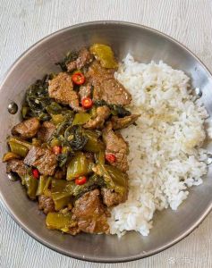 酸菜烤牛肉的家常做法_东北酸菜烤牛肉，爽脆鲜嫩，冬日暖心菜！