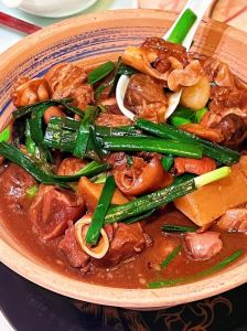 粤式焖羊肉的家常做法_粤式焖羊肉，肥瘦相间配马蹄萝卜甘蔗腐竹