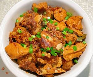 酸菜冻豆腐五花肉做法_酸菜冻豆腐五花肉，东北家常菜，酸香开胃！