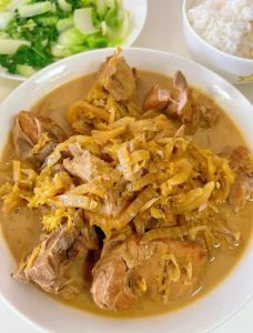 酸菜红烧排骨家常做法_酸菜红烧排骨，暖心家常菜，美味又暖心！