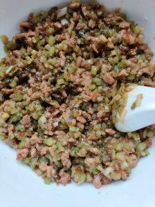 粉条猪肉包子馅的做法_酱香粉条肉包子，肥瘦相间美味多