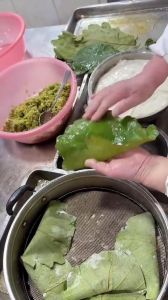 东北玻璃叶饼的做法_柞叶包馅饼，东北特色玻璃叶饼做法