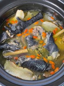 家常乌骨鸡汤的做法_乌骨鸡汤炖法，鲜美营养