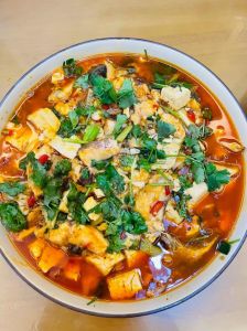 豆腐焖鱼最正宗做法_油豆腐焖草鱼，补中调胃的家常美味