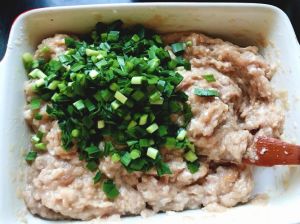 鱼肉饺子馅的正宗做法_鲅鱼鲫鱼饺子馅，鲜香多汁易制作！