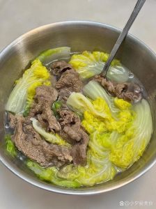 白菜烧牛肉家常做法_白菜炒牛肉，营养美味家常菜