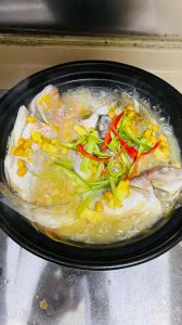 杂鱼乱炖的家常做法_小体型淡水鱼炖菜，鲜香下饭