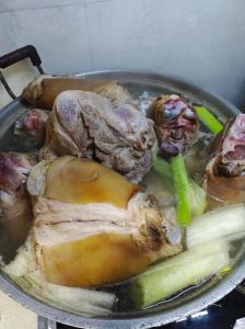 压肘花的家常做法_拔毛去骨，香料慢卤，蒜泥蘸食，风味佳！