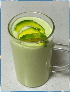 牛油果奶昔做法_营养丰富，简单制作！