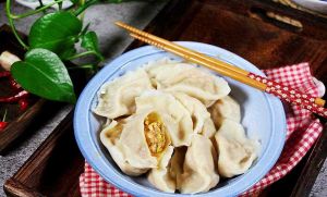 蒜黄三鲜饺子馅的做法_蒜黄三鲜饺子，清香鲜嫩，在家做美味！