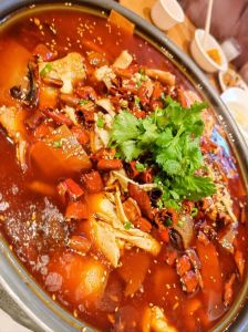 红鲤鱼火锅做法_鲜嫩鱼肉涮辣汤，味蕾享受！