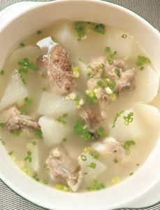 大骨萝卜煲汤的做法_斩断去腥，慢炖奶白