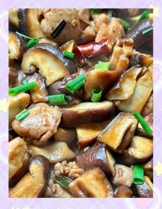 鸡腿菇炒肉家常做法_鸡腿菇炒肉丝，蒜香嫩滑家常菜