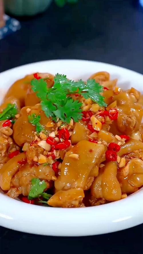 猪蹄子的家常做法_猪蹄黄豆辣椒炖，软糯入味超香！