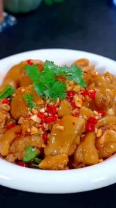 猪蹄子的家常做法_猪蹄黄豆辣椒炖，软糯入味超香！