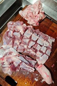 烧羊腿肉的家常做法_新疆烤四川麻北京酱，在家试不同味