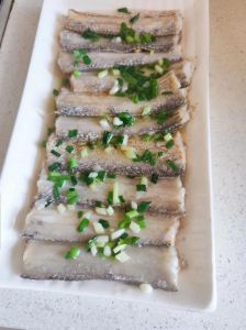 带鱼白菜的家常做法_糖醋带鱼配白菜，营养美味家常菜