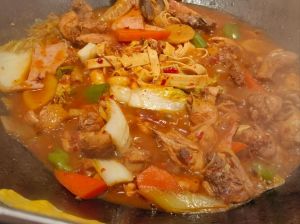 鸡肉火锅家常做法_清炖鸡腿香，火锅麻辣鲜，蘸料随心配