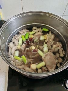 清水炖羊肉家常做法_清水炖羊肉，鲜美又营养