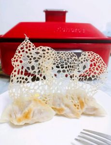 蒜黄鲜肉冰花煎饺的家常做法_蒜黄鲜肉包饺子，美味家常香脆可口