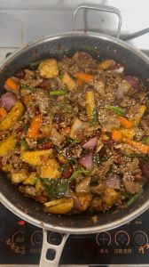 自制干锅牛肉做法_爆炒牛肉配脆土豆，香辣过瘾