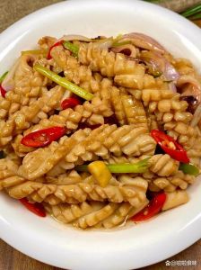家常芹菜鱿鱼的做法_芹菜炒鱿鱼，简单美味家常菜！