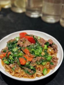 潮汕湿炒牛肉粿条做法_潮汕湿炒牛肉粿条，沙茶酱灵魂，鲜嫩可口！