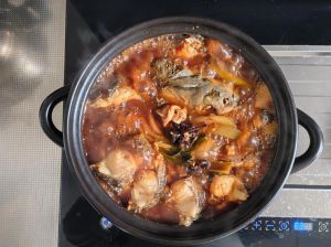 青鱼炖豆腐的家常做法_鲜青鱼炖嫩豆腐，营养美味超接地气！