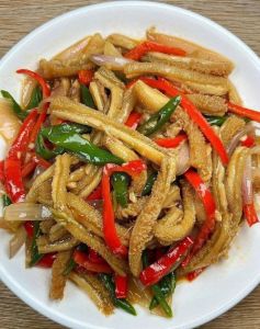 芹菜毛肚做法大全_毛肚炒青红椒，脆爽下饭！