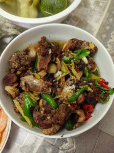 炒麻鸭的家常做法_麻鸭煸炒香干不腻