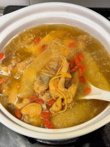 清炖土鸡的家常做法_散养土鸡清炖做法，汤鲜味美