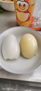 鸭蛋煮熟是什么颜色_鸭蛋黄颜色深浅与什么有关？