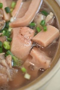 猪蹄藕汤的正确做法_砂锅猪脚藕加姜料酒炖烂，快出锅加盐胡椒枸杞