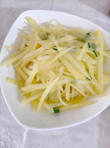 脆的土豆丝是没熟吗_脆爽土豆丝怎么炒？5分钟学会！