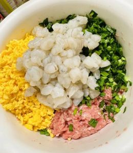 饺子肉馅怎么调鲜嫩多汁_选肉巧加水，调味配菜，搅拌上劲！