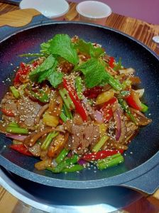 爆炒熟牛肉片图片_爆炒牛肉片，锁住肉汁，嫩滑焦香