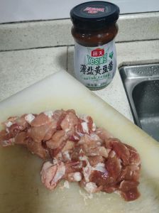 黄豆豆瓣酱做法_自制豆瓣酱，黄豆发酵加辣椒，风味独特！