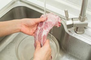 肉类的正确焯水_炖肉水温有讲究，冷水软肉热水嫩！