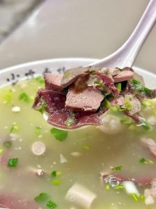 熟羊杂怎么做羊杂汤_焯水去腥，炒香炖煮，香菜辣椒油提味