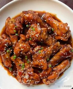 炖鸡翅根需要焯水吗_焯水去腥鸡翅根，慢炖酥烂骨，香醋冰糖调美味