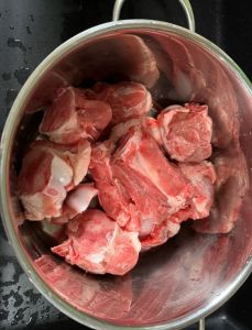 炖猪棒骨放什么调料_啤酒炖酱大骨，脱骨软烂香浓