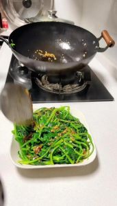 菠菜下火锅前需要焯水吗_焯水去杂求软嫩，生烫保营养鲜脆