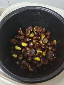 板栗放电饭煲里面煮多久会熟_电饭煲煮板栗，切开更入味！