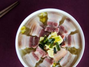 咸肉蒸10分钟熟了吗_蒸咸肉时间要看厚薄，火候和调料别忘加