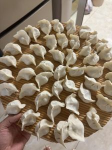 蒸冻饺子的注意事项_蒸饺失败因没解冻对？速冻解冻法+蒸制四步！